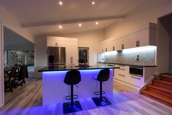 How to create a sleek and functional breakfast bar in a UK kitchen?