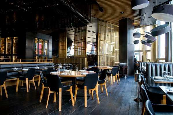 What are the benefits of using reclaimed materials in a restaurant's interior design?